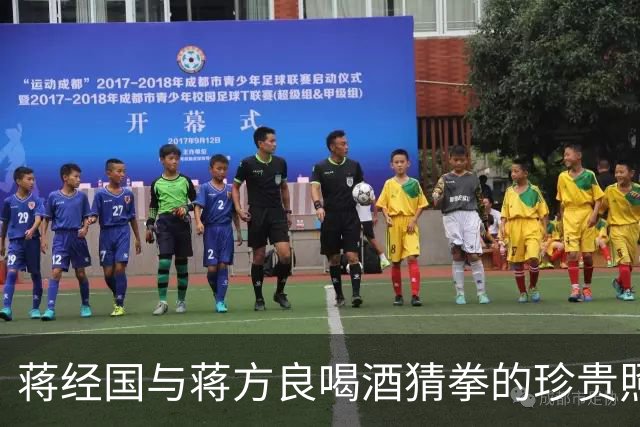 蒋经国与蒋方良喝酒猜拳的珍贵照片，两人都嗜酒，蒋经国收礼只收伏特加！